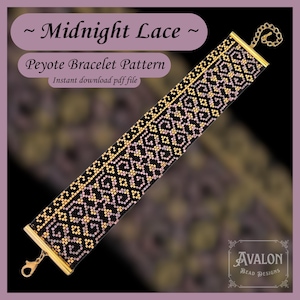Peut inclure: Un motif de bracelet peyote perlé intitulé "Midnight Lace". Le motif du bracelet présente un motif géométrique en perles noires, dorées et rose pâle. L'image comprend le texte "Peyote Bracelet Pattern" et "Instant download pdf file".