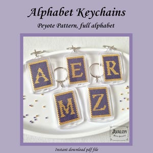 Op de afbeelding: Vijf rechthoekige doorzichtige acryl sleutelhangers met peyote kraalwerk, paarse achtergrond en gouden letters A, E, R, M en Z. De tekst Alphabet Keychains, Peyote Pattern, full alphabet en Avalon Bead Designs is zichtbaar.