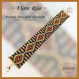 Op de afbeelding: Een kralen Peyote armbandpatroon met de tekst "Flare Rise" en "Peyote Bracelet Pattern". De armband heeft een geometrisch ontwerp in zwart, goud en oranje. Het patroon is een direct downloadbaar PDF-bestand.