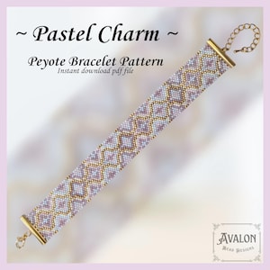 Op de afbeelding: Een kralen Peyote armbandpatroon in pastelkleuren. De armband heeft een geometrisch ruitpatroon in lavendel, goud en wit. De tekst "Pastel Charm" en "Peyote Bracelet Pattern" staan bovenaan.