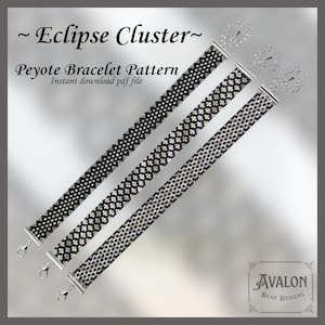 Op de afbeelding: Drie Peyote-armbanden met zwart-witte patronen, met zilveren sluitingen. De armbanden zijn gelabeld met "Eclipse Cluster" en "Peyote Bracelet Pattern". Het Avalon Bead Designs-logo staat rechtsonder.