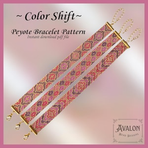 Op de afbeelding: Drie kralen peyote armbanden met een geometrisch patroon in roze, rood en goudtinten. De armbanden hebben goudkleurige sluitingen en kettingverlengingen. De tekst luidt "Color Shift" en "Peyote Bracelet Pattern".