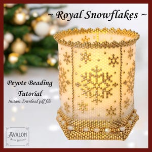 Pode incluir: Um castiçal de contas com um design de floco de neve. O castiçal é branco com contas douradas e padrões de flocos de neve. O texto "Royal Snowflakes" e "Peyote Beading Tutorial" são visíveis.