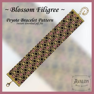 Op de afbeelding: Een kralen peyote armbandpatroon met een bloemmotief in zwart, goud en roze. De tekst luidt "~ Blossom Filigree ~ Peyote Bracelet Pattern Instant download pdf file". De armband heeft goudkleurige sluitingen.