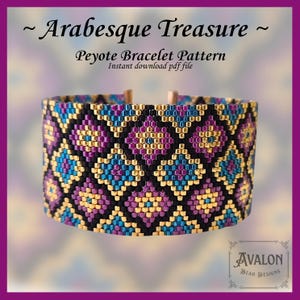 Op de afbeelding: Een peyote armbandpatroon getiteld Arabesque Treasure met een geometrisch ruitontwerp in zwarte, gouden, paarse en blauwe kralen. De afbeelding bevat de tekst Arabesque Treasure, Peyote Bracelet Pattern, Instant download pdf file en Avalon Bead Designs.