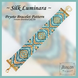 Op de afbeelding: Een kralen peyote armbandpatroon in teal, goud en wit. De armband heeft een geometrisch ontwerp met goudkleurige metalen sluitingen. Tekst op de afbeelding luidt "~ Silk Luminara ~ Peyote Bracelet Pattern Instant download pdf file."
