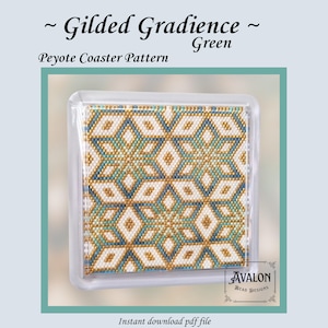 Op de afbeelding: Een vierkant peyote onderzetterpatroon getiteld Gilded Gradience Green. Het ontwerp bevat een geometrisch stermotief in witte, gouden en groene kralen. De tekst luidt Gilded Gradience Green, Peyote Coaster Pattern en Avalon Bead Designs.