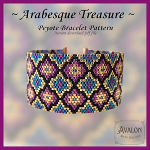 Op de afbeelding: Een peyote armbandpatroon getiteld Arabesque Treasure met een herhalend geometrisch ruitontwerp in zwarte, gouden, paarse en blauwgroene kralen. De tekst luidt Arabesque Treasure, Peyote Bracelet Pattern, Instant download pdf file, Avalon Bead Designs.