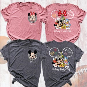 Puede incluir: Cuatro camisetas de manga corta. Dos son de color rosa polvoriento, con Minnie Mouse y el texto "Mommy". Las otras dos son de color gris carb&oacute;n, con Mickey Mouse y el texto "Daddy". Las espaldas de las camisetas tienen un tema de Disney.