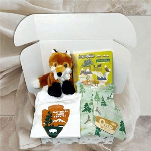 National Park avonturenset babyshower cadeauverpakking: mousseline romper 0-3 maanden, mijlpaalkaarten, onesie, vos pluche en boek