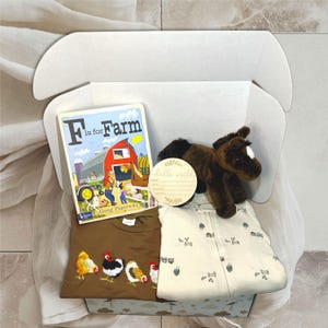Bauernhof Baby Geschenkbox Set 0-3 Monate, Babypartykorb mit Pferd Plüsch, Apfelgarten Footie, Huhn Strampelanzug & F ist für Farmbuch