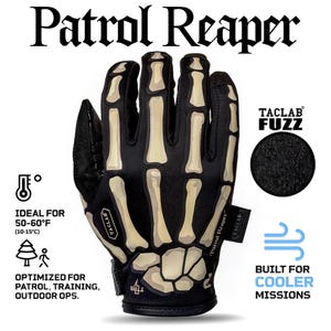 Peut inclure: Un gant noir avec un motif de main squelette beige sur le dos. Le gant porte les inscriptions Patrol Reaper, TACLAB FUZZ, et des icônes indiquant une plage de température de 10-15°C, optimisé pour la patrouille, l'entraînement et les missions.