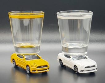 2015 Ford mustang, Die Cast Car-Schnapsglas - Gelb & Weiß, Sie wählen - Das originelle Hot Shot-Schnapsglas - Muskel-Auto Geschenk