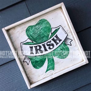 Trébol, orgullo irlandés. Letrero de madera reciclada de aspecto vintage, hecho y pintado a mano.