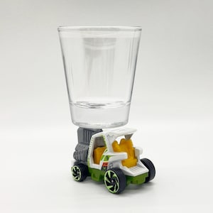 Oryginalny Hot Shot Shot Glass, Tee'd Off 2, Golf Cart Shot Glass Die Cast Vehicle