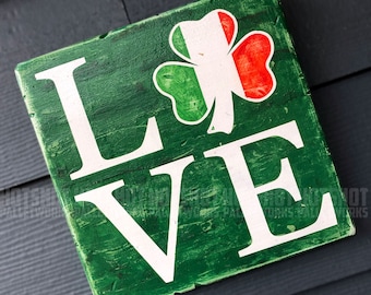 Trevo, AMOR, Bandeira Irlandesa, Dia de São Patrício, Orgulho Irlandês. Placa de madeira reciclada com aparência vintage, feita à mão, pintada à mão