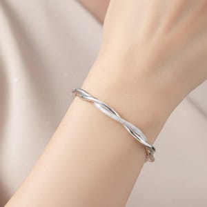 Silver Twisted Crossover Armring, Moderna Minimalistiska Smycken