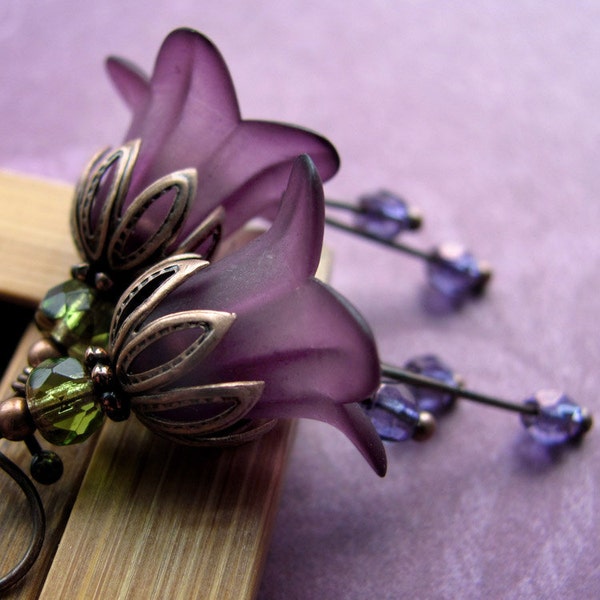 Romantische Tiefe purpurrote Blume Ohrringe - dunkelvioletten Blüten, Geschenk für Gärtner, Garten Hochzeit, Vintage-Style-Schmuck, Bridemaid Schmuck
