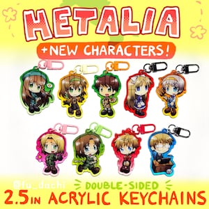 Puede incluir: Una colección de nueve llaveros de acrílico de doble cara con varios personajes de estilo anime y cierres de plástico de colores. El texto HETALIA + NEW CHARACTERS! y 2.5 IN ACRYLIC KEYCHAINS está impreso en el fondo de la imagen.