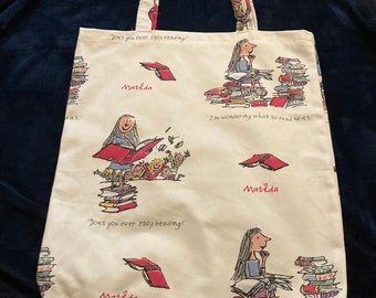 Borse tote per grandi e piccini. Borse in cotone 100% del personaggio Roald Dahl e borse personalizzate ispirate al Festival con finiture in macramè.