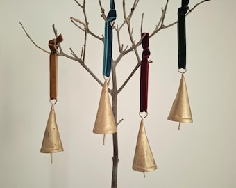 Rustieke kerstklok: traditionele metalen boomdecoratie met fluwelen lint, kegelbel van 8 cm