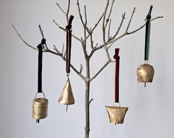 Rustieke kerstbel: traditionele metalen boomversiering met fluwelen lint, bel van 4 cm.