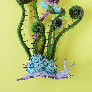 Impresión: Spiky Snail Fiddlehead fotografía cartel pared-decoración arte foto HineMizushima babosa pared-arte plantas botánicas ポスター 水島ひね ゼンマイ カタツムリ imagen 1