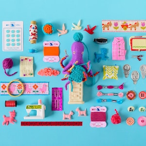 Imprimir: Playful Crafting - pôster de arte fotográfica artesão em miniatura colagem decoração de parede ferramentas de costura polvo brinquedo retrô arte de parede HineMizushima 水島ひね