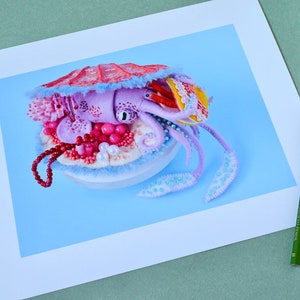 Stampa: Scrigno del tesoro dei calamari poster fotografico decorazione da parete HineMizushima simpatica creatura marina arte da parete conchiglia oceano biologia marina 水島ひね immagine 2