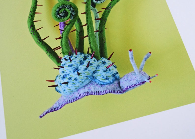 Impresión: Spiky Snail Fiddlehead fotografía cartel pared-decoración arte foto HineMizushima babosa pared-arte plantas botánicas ポスター 水島ひね ゼンマイ カタツムリ imagen 3