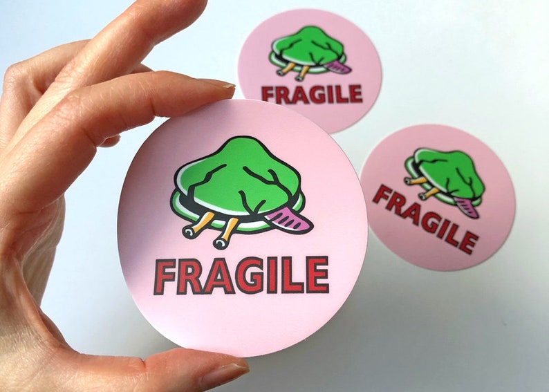 Een set van 3 vinyl FRAGILE stickers: clam illustratie kunst HineMizushima laptop-sticker print verzendlabel briefpapier 水島ひね ワレモノ注意 afbeelding 1