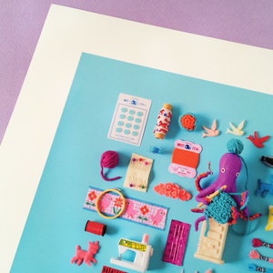 Stampa: Playful Crafting poster artistico fotografico miniatura-collage artigianale decorazione da parete strumenti per cucire polpo giocattolo arte da parete retrò HineMizushima 水島ひね immagine 2