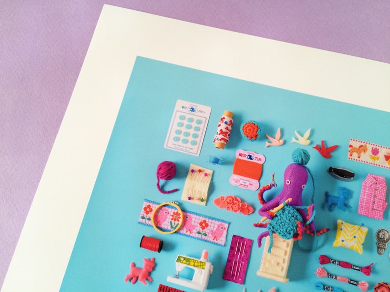 Stampa: Playful Crafting poster artistico fotografico miniatura-collage artigianale decorazione da parete strumenti per cucire polpo giocattolo arte da parete retrò HineMizushima 水島ひね immagine 2