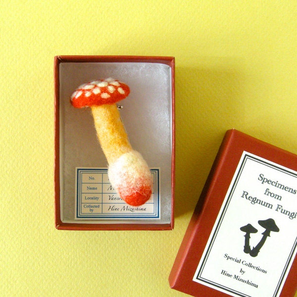 Mushroom Brooch M (vermilion cap)