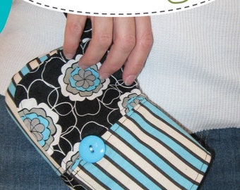 pdf Sewing Pattern - Curvy Wristlet - easy wristlet wallet - makes a great camera case - Instant Download