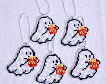 Handgemaakte kruissteek spooksleutelhanger | McDonald's frietontwerp