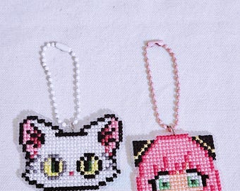 Handgemaakte anime-sleutelhanger met kruissteek: Daijin, Anya
