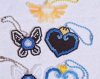 Handgemaakte kruissteeksleutelhanger: Zelda, Kingdom Hearts, videogamebedels