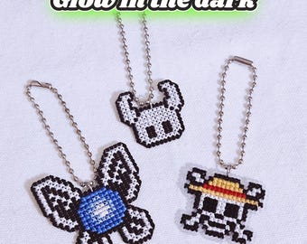 Handgemaakte glow-in-dark kruissteeksleutelhanger: Zelda, One Piece, Hollow Knight