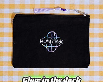 Handgemaakt zwart kruisgestikt zakje met 'Huntrix'-logo | Geïnspireerd door K-pop demonenjagers