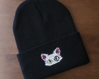 Handgemaakte Suzume no Tojimari-beanie: zwarte hoed met Daijin-borduursel