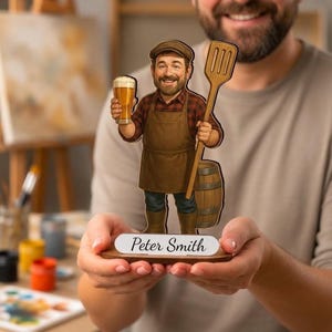 Puede incluir: Una figura de madera recortada de una persona con barba, gorra, camisa de cuadros rojos y delantal marrón. La figura sostiene un vaso de cerveza y una espátula de madera, junto a un barril. Una base blanca muestra el nombre Peter Smith.