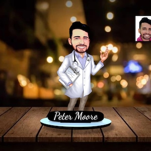 Statuetta di un medico in legno personalizzata, ritratto medico personalizzato, regalo per un medico, regalo personalizzato per un professionista sanitario.