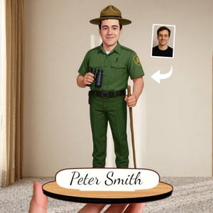 Può includere: Ritratto in legno personalizzato di una persona in uniforme da ranger, con binocolo e bastone da passeggio. Il ritratto è su una base di legno con il nome "Peter Smith" in un ovale bianco. C'è una piccola foto accanto.