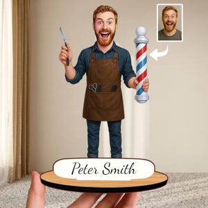 Puede incluir: Una figura de barbero personalizada con un hombre sonriente sosteniendo una navaja y un poste de barbero. La figura tiene un delantal marrón con tijeras y un peine. La base dice "Peter Smith".