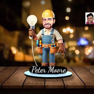 Personalisierte Elektriker Figur Schmuckstück aus Holz, Benutzerdefiniertes Karikaturporträt, Elektriker Geschenk, Elektriker Schreibtisch Dekor.
