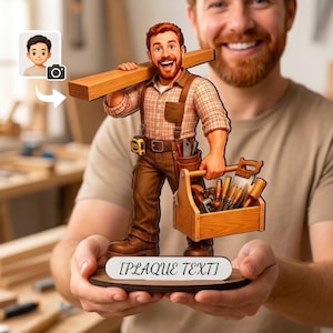Könnte beinhalten: Eine personalisierte Holzfigur eines Zimmermanns mit roten Haaren und Bart, bekleidet mit einem karierten Hemd und brauner Latzhose. Die Figur trägt ein Holzbrett auf der Schulter und einen Werkzeugkasten, stehend auf einem Sockel mit [PLAQUE TEXT].