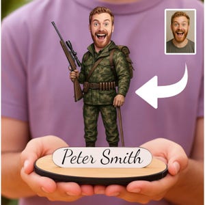 Op de afbeelding: Gepersonaliseerd houten beeldje van een man in camouflage jachtkleding, met een geweer en een wandelstok. Het beeldje is gemonteerd op een houten voet met de naam "Peter Smith" erop gedrukt. Een kleinere afbeelding van de man staat rechtsboven.