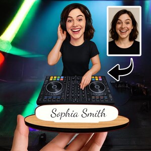 Op de afbeelding: Een digitale illustratie van een vrouw met een koptelefoon en een zwart t-shirt, die een DJ-mixer bedient. Een kleinere afbeelding van de vrouw staat in de rechterbovenhoek. De naam "Sophia Smith" wordt weergegeven op een platform met houten rand.