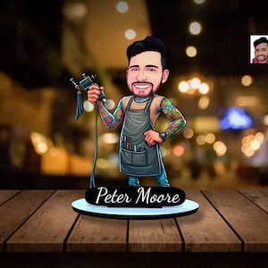 Statuina personalizzata in legno di un tatuatore, ritratto personalizzato di un tatuatore in stile cartoon, regalo unico per un tatuaggio, decorazione per la scrivania dello studio di tatuaggi.